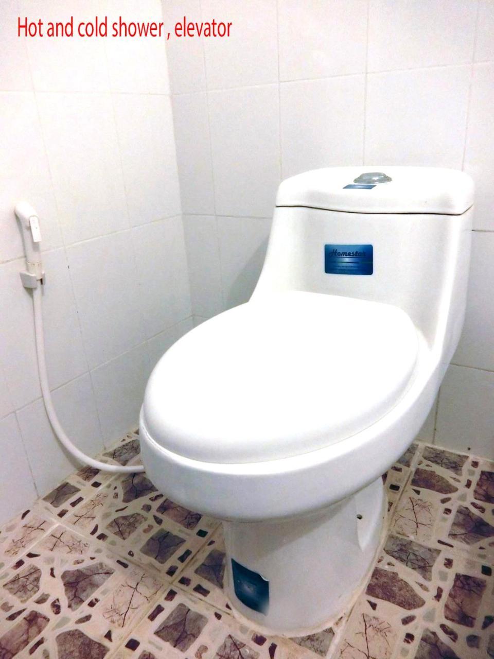 באטאמבנג First Hotel מראה חיצוני תמונה
